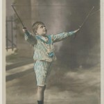Enfant jouant au diabolo au début du XXe siècle