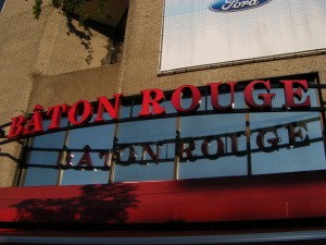 Enseigne du restaurant Bâton Rouge à Montréal