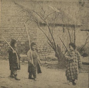 Enfants chinois jouant aux soldats avec des bâtons - 1929