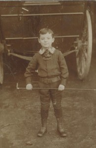 Enfant tenant une canne