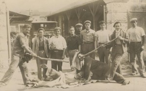 ouvriers et bâtons vers 1930
