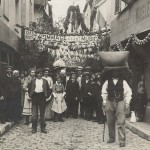 Un porteur de grain ou de farine à Beauvais lors d'une fête vers 1900