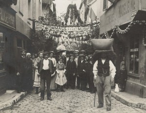 Un porteur de grain ou de farine à Beauvais lors d'une fête vers 1900