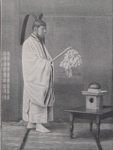 Prêtre japonais tenant un gohei en 1901