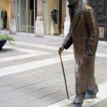 20 Trieste Italie Statue de Umberto Saba écrivain er poète