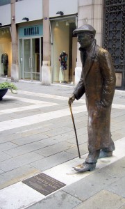 20 Trieste Italie Statue de Umberto Saba écrivain er poète