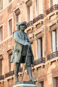 22 Venise Italie Statue de Carlo Goldoni dramaturge