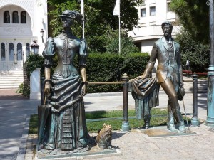24 Yalta Crimée Statue de Anton Tchekhov écrivain et dramaturge et la Dame au chien