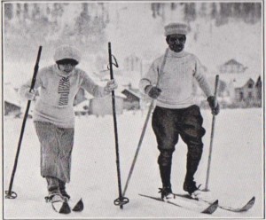 Skieuse et skieur avec leurs bâtons