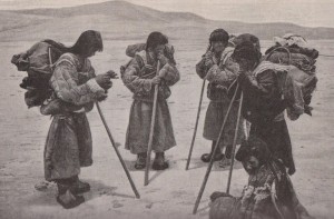 Bâtons de pélerines tibétaines en 1910