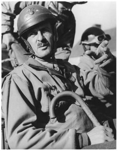 Le général Leclerc avec sa canne (Libération de Paris, 1944)