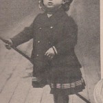 Le tsarévitch Alexis sur la canne de son père en 1907
