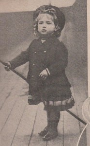 Le tsarévitch Alexis sur la canne de son père en 1907